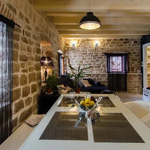 Capo Family & Capo -old Town-parking Apartment